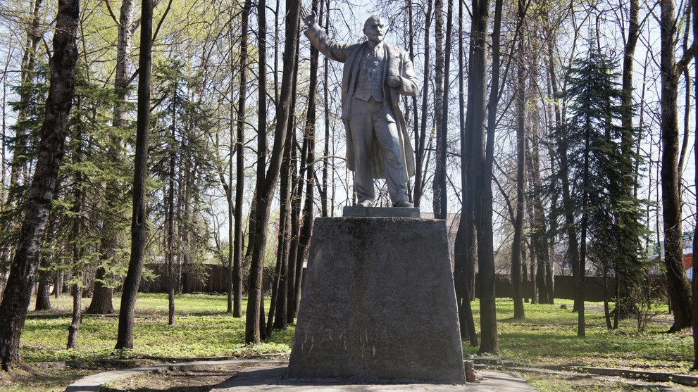 Памятник В.И. Ленину в парке клуба им. Дзержинского