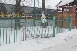 Снёс железное ограждение бывшего детского парка