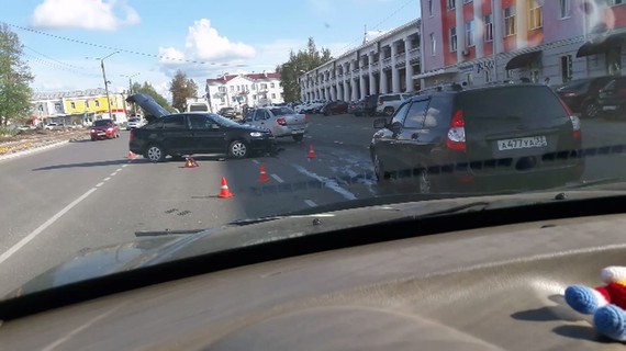 Авария на улице Калинина, возле "Торговых рядов"