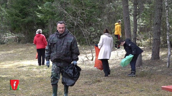 Глава района принял участие в уборке лыжной трассы в посёлке Красное Эхо. 30 апреля 2022 г.