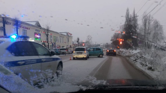 Авария на ул. Калинина, напротив  ТЦ "Круиз".